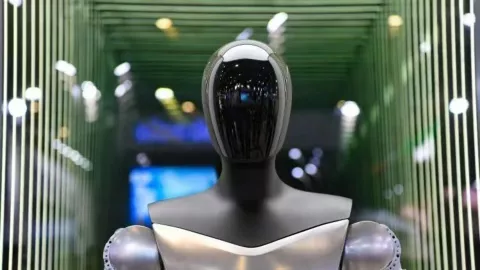 robot ataca a empleado de tesla.jpg