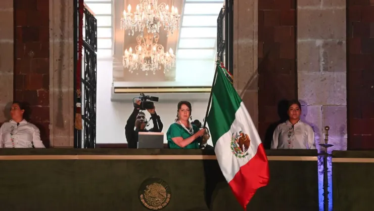 Margarita González enfrenta abucheos en el Grito de Morelos.
