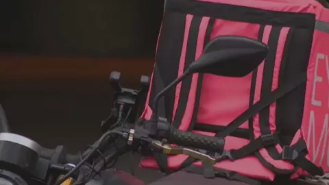 Motocicleta con una caja de repartidores de comida