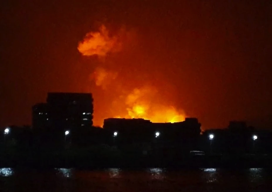 El cielo nocturno es iluminado por fuego proveniente del submarino INS Sindhurakshak de fabricación rusa de la marina india