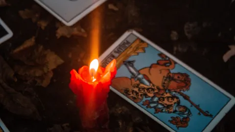 Así puedes limpiar tu baraja del tarot, de acuerdo con expertos