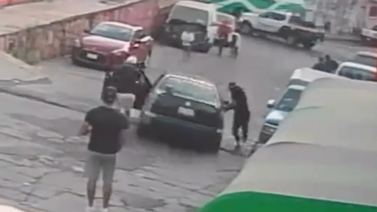 Video: Jóvenes olvidan poner el freno de mano mientras bebían y el carro se les fue