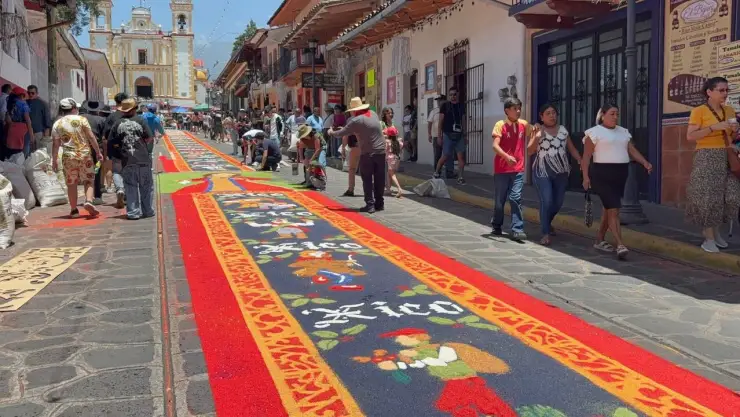 Xico celebra a Santa María Magdalena con coloridas alfombras de aserrín