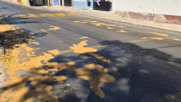 ¡Alerta! Reportan derrame de diésel en calles de la Delio Moreno Cantón; vehículos derrapan