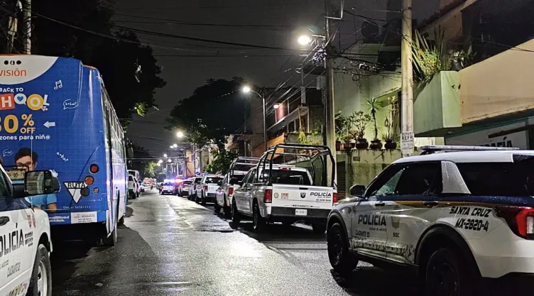 Asesinan a mujer a balazos durante reunión familiar en Iztapalapa.