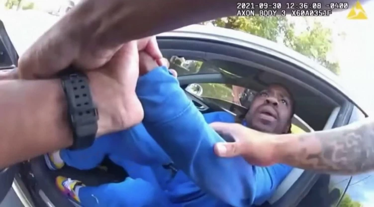 Clifford Owensby, un afroamericano parapléjico, acusó al Departamento de Policía de Dayton, Ohio, de ponerle un perfil racial y de brutalidad policial. Esto después de que los oficiales detuvieron su automóvil y lo arrastraron por el pelo a la carretera luego de escuchar que el hombre no podía usar sus piernas.