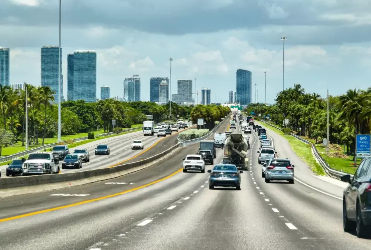Autos recorren carretera de Miami