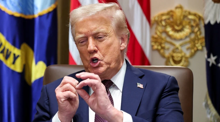 Trump plantea imponer aranceles a muebles extranjeros.