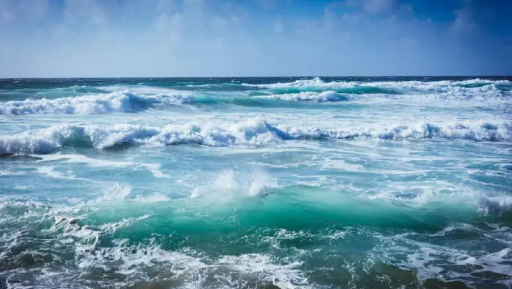 Más de 100 heridos y 3 muertos tras ola gigante en una playa