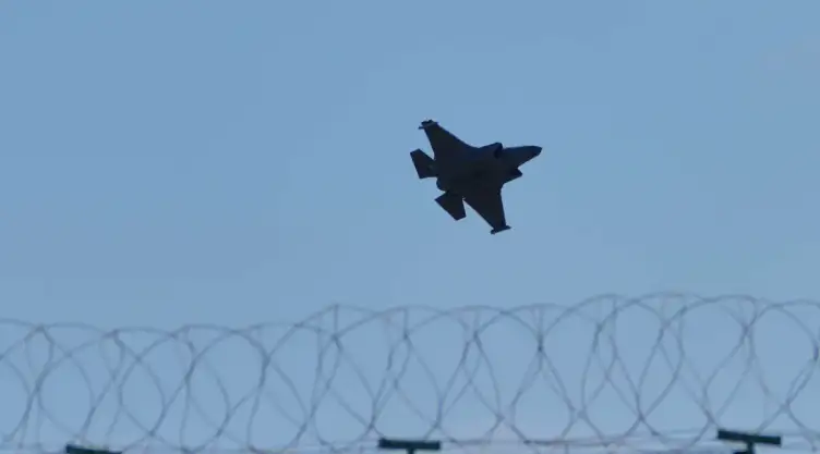 Un avión caza sobre la base aérea RAF Akrotiri, Reino Unido.