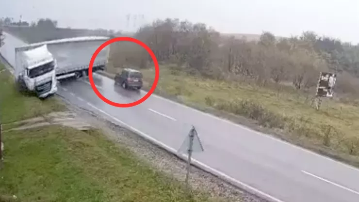 VIDEO ¡IMÁGENES FUERTES! Momento exacto en el que camión impacta un auto en Rumania
