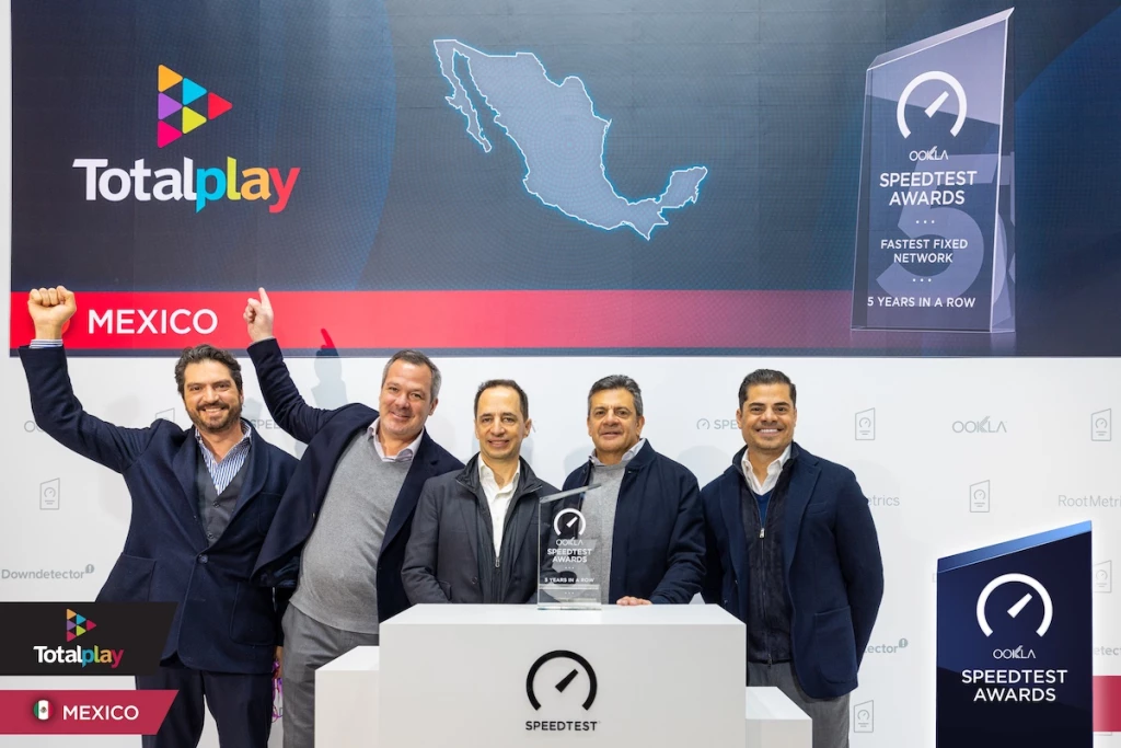 homres recibiendo el premio al internet mas rapido de mexico