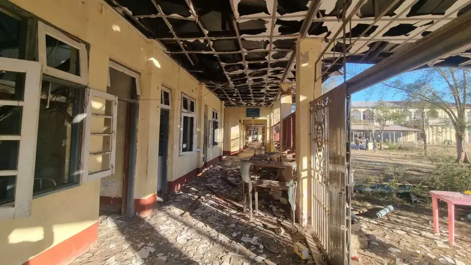 Edificio dañado tras un ataque aéreo militar en Myanmar