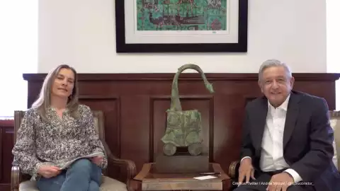 felicitacion niños amlo y esposa.jpg