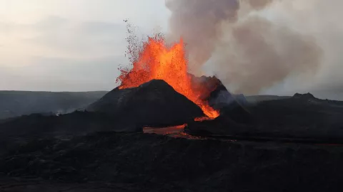 El volcán Fagradalsfjall entra en erupción en Islandia a 32 kilómetros al oeste de Reikiavik.