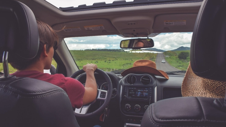 Por-qué-jamás-debes-poner-los-pies-en-el-tablero-del-carro