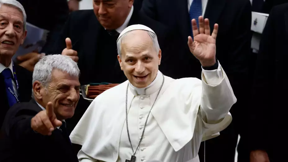 Papa León XIV saluda a la prensa en el Vaticano.