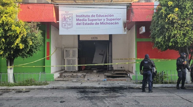 Presuntos normalistas de Tiripetío destrozan instalaciones de Educación Media Superior de Michoacán en Morelia| VIDEO