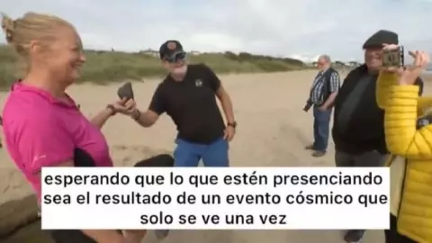 Jóvenes cavan hoyo en la arena