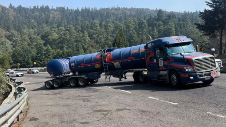 accidente-en-la-carretera-mexico-toluca-hoy-cierre-total-por-pipa-fuga-combustible-cdmx