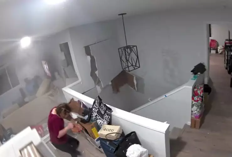 Cae roca sobre vivienda en Hawai.