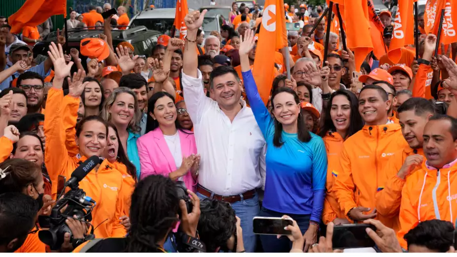 La aspirante presidencial de la oposición María Corina Machado y el líder opositor Freddy Superlano