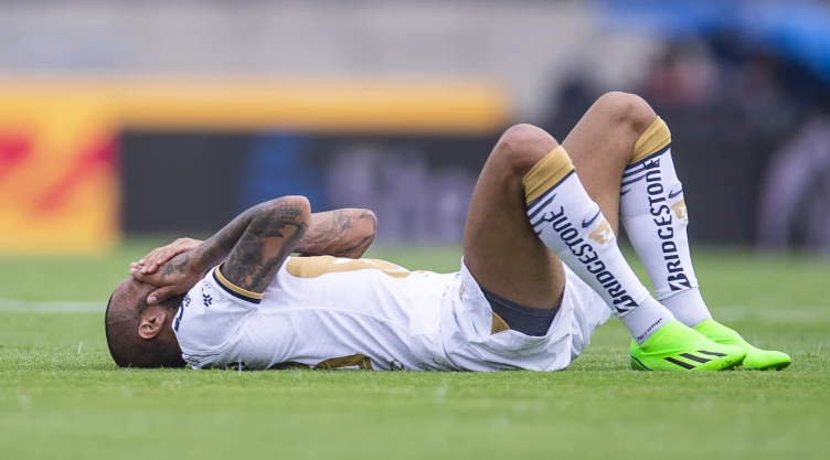 Dani Alves tirado en el pasto de CU