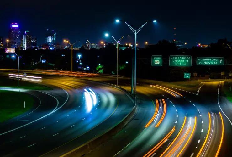 Carretera de San Antonio durante la noche