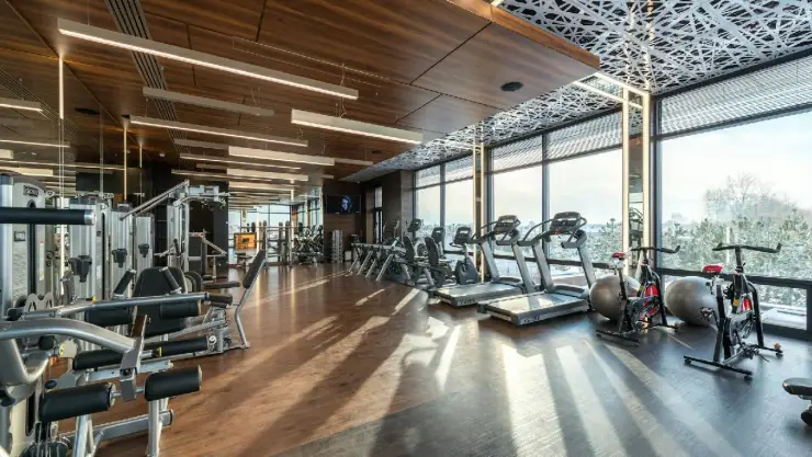 Vinculan a mujer que le arrancó un dedo a una joven en un gimnasio de Monterrey
