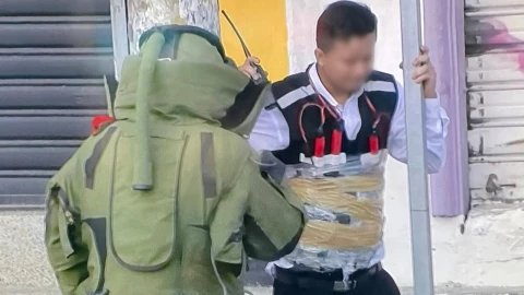 Policía de Ecuador desactiva bomba amarrada al cuerpo de un hombre