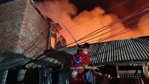 FOTOS: Incendio consumió barrio marginal en Bangladesh y dejó miles sin hogar