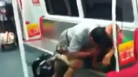 ¡IMPRESIONANTE VIDEO! Hombre se transforma en ZOMBIE y se come a persona en China.jpg