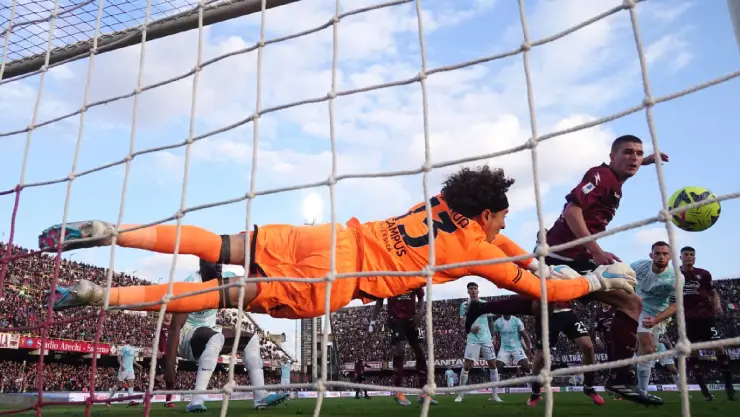 Guillermo Ochoa con espectacular atajad ante el Inter de Milán