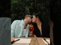 Capi y su esposa beso.jpg