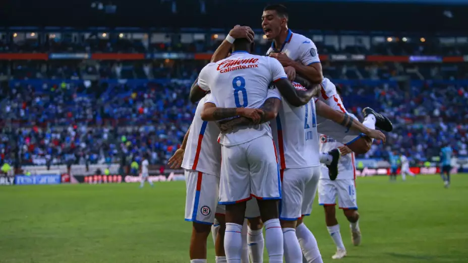Jugadores de Cruz Azul festejando el gol del triunfo ante Pachuca