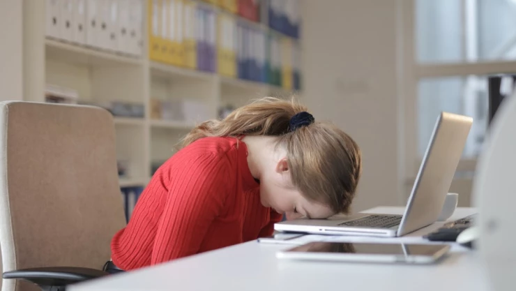 mujer frente computadora