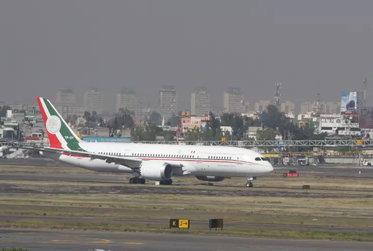 Regresa avión presidencial a México