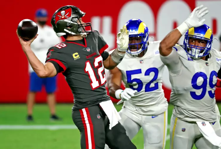 Tom Brady ante Los Angeles Rams