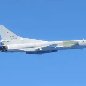 Bombardero estratégico supersónico ruso Tu-22M3 sobre el mar Báltico.