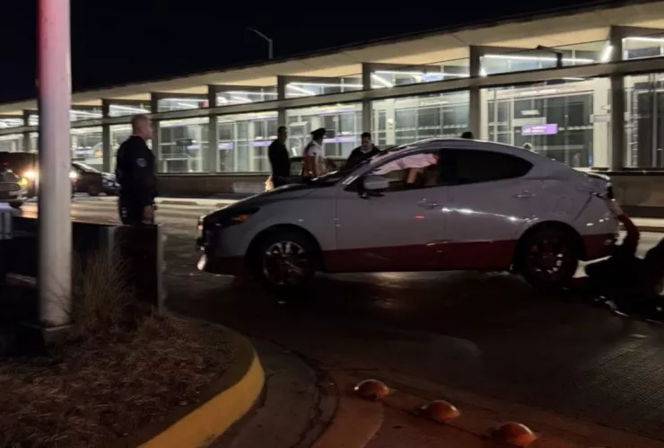 Accidente vehicular provoca caos vial en Periférico: Un carro terminó volcado