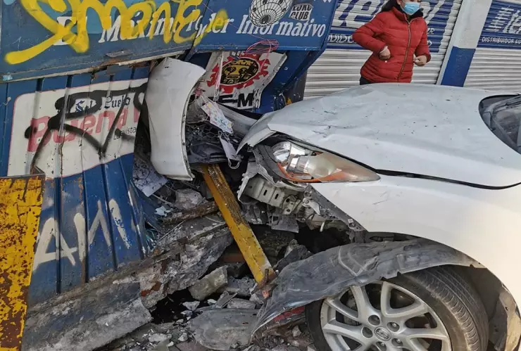 choque con caseta de periodico