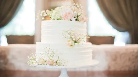 49 ideas de pastel de bodas que puedes tomar como inspiración: desde sencillos hasta muy elaborados.