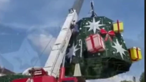 Hombre muere aplastado por una grúa al colocar árbol de Navidad