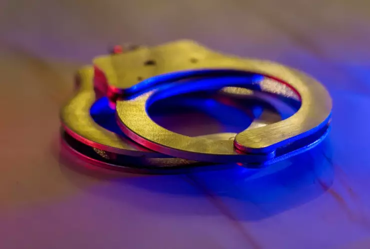 flashing-red-and-blue-police-lights-of-handcuffs-p-2022-11-12-11-26-29-utc