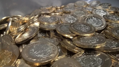 albañiles encuentran monedas