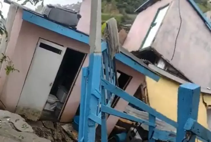 VIDEO Derrumbe en Tijuana, casa colapsa en la colonia Herradura