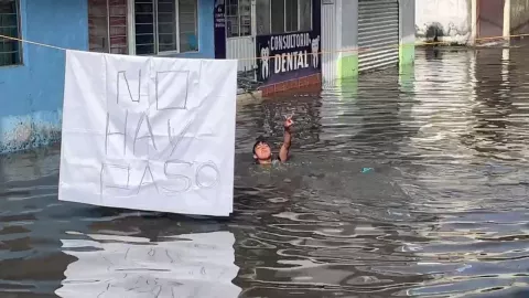 VIDEO: Niños nadan en aguas negras de Ecatepec durante inundación en Edomex