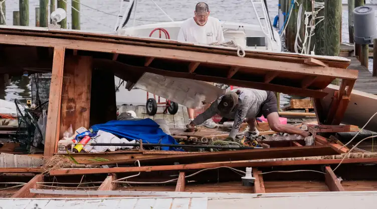 Vivienda derrumbada tras el paso del huracán Isaías en Destin, Florida.