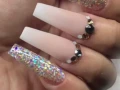 19 ideas de uñas rosas con brillos cortas y largas