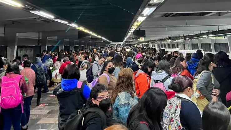 Autoridades reportan saturada la Línea 3 del Metro CDMX hoy 27 de marzo de 2023.